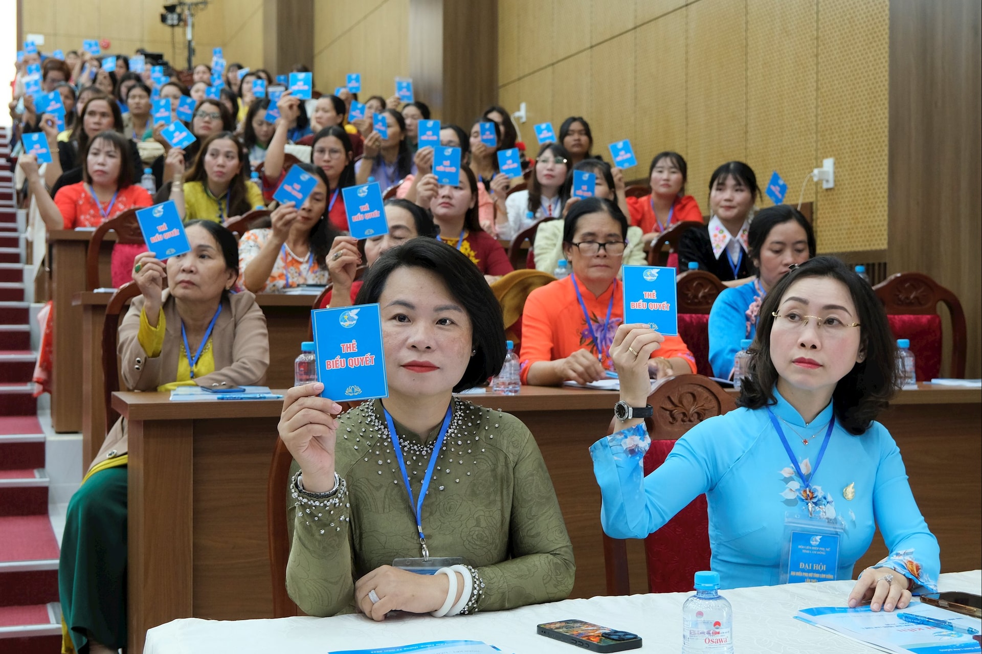 ប្រតិភូបានលើកប័ណ្ណបោះឆ្នោតរបស់ពួកគេ។