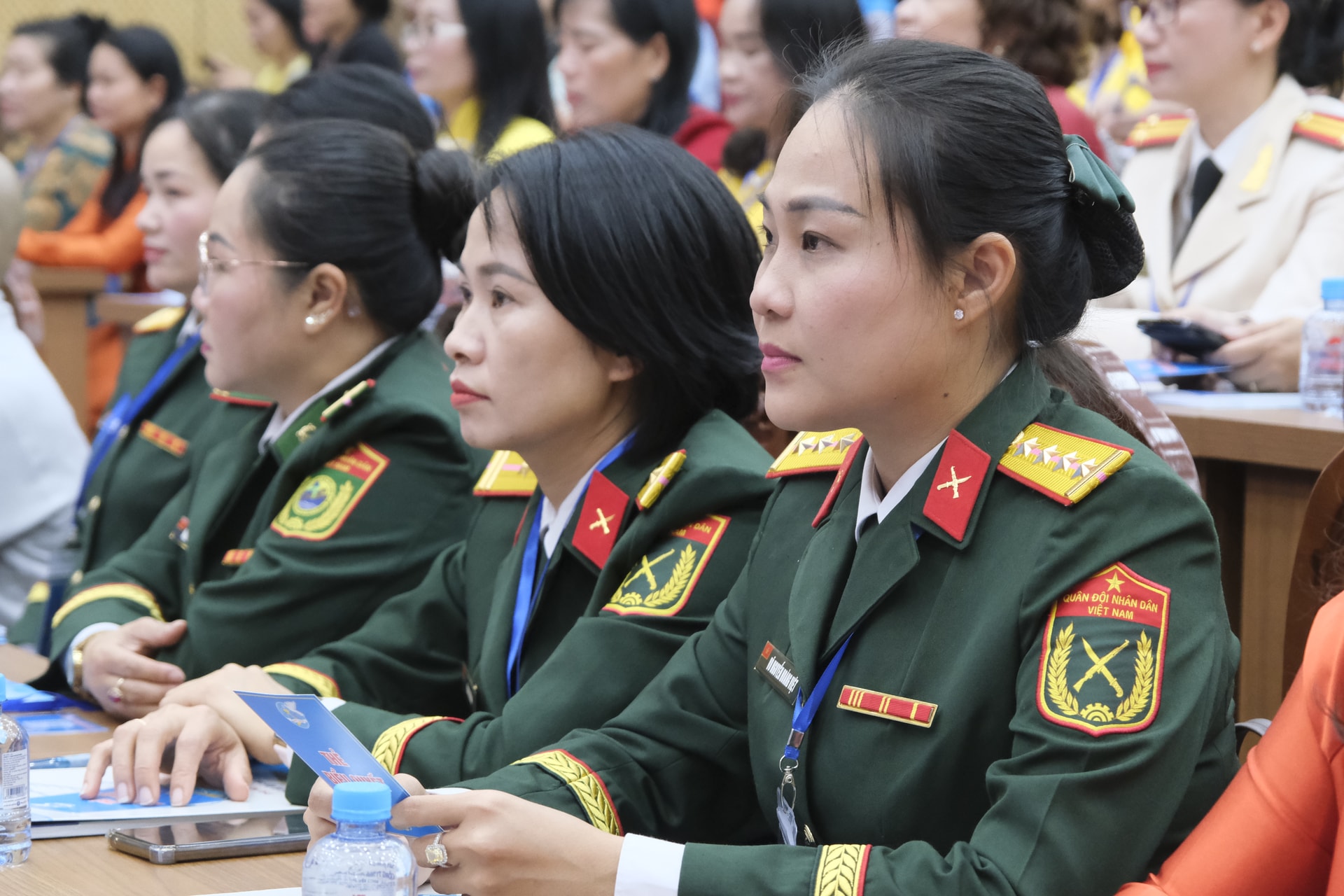 ប្រតិភូស្ត្រីមកពីកងកម្លាំងប្រដាប់អាវុធចូលរួមក្នុងសមាជ។