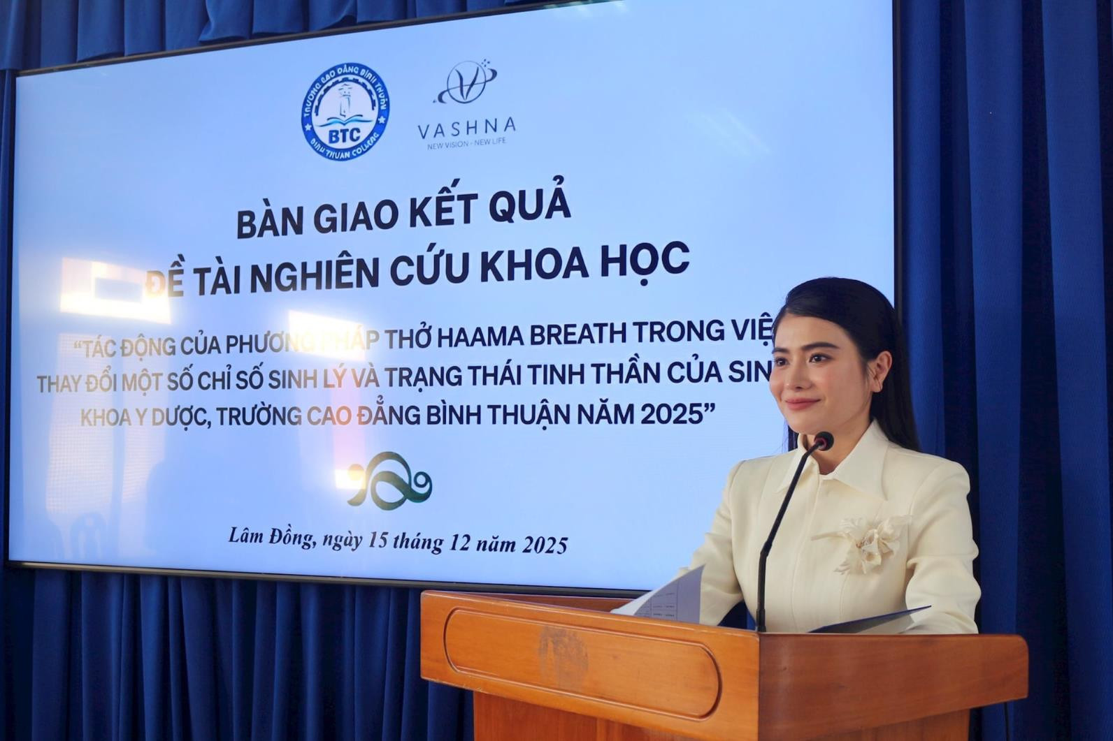 2-ba-vashna-thien-kim-nha-nghien-cuu-va-sang-lap-phuong-phap-haama-breath-phat-bieu-tai-buoi-le(2).jpg