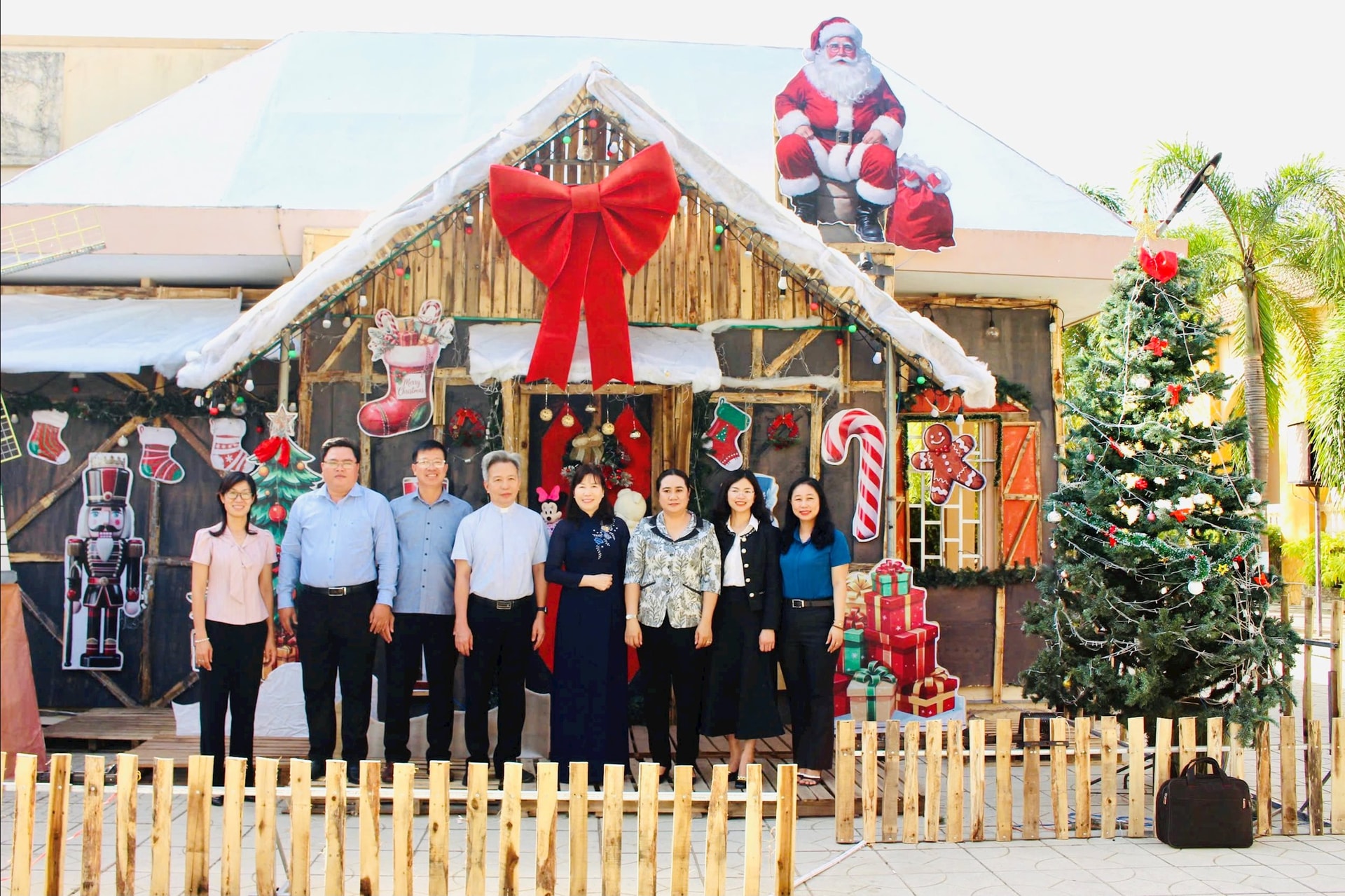 ក្រុមការងារបានថតរូបអនុស្សាវរីយ៍នៅវត្តវិញធ្វី។