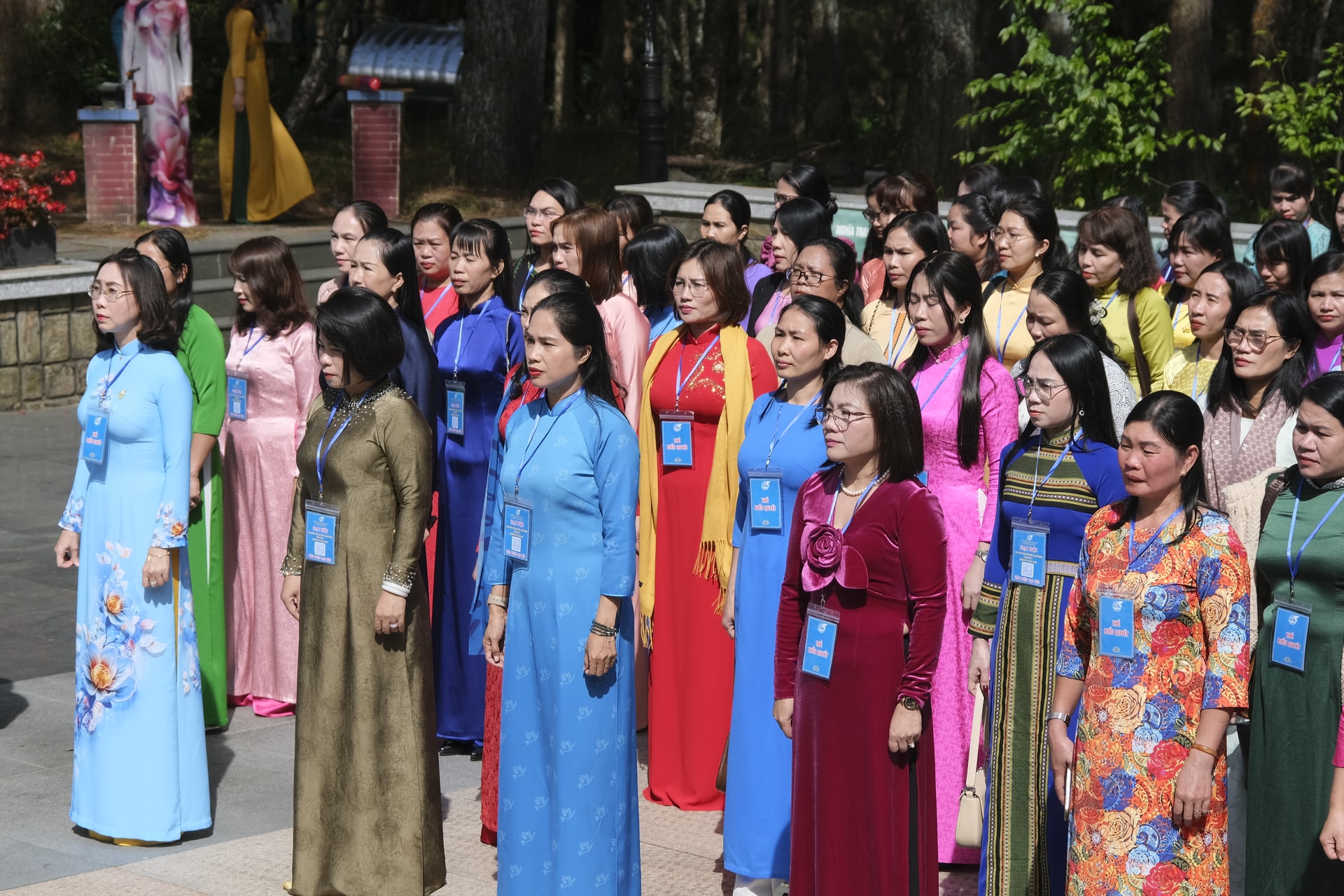 Σύνεδροι που συμμετέχουν στην τελετή στο Κοιμητήριο Μαρτύρων της επαρχίας Λαμ Ντονγκ.