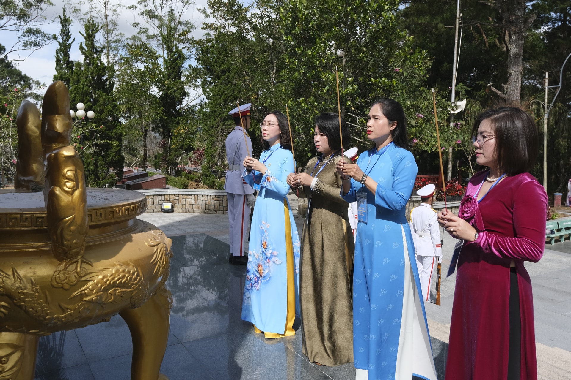 Μέλη της Μόνιμης Επιτροπής της Επαρχιακής Ένωσης Γυναικών πρόσφεραν θυμίαμα στο μνημείο των μαρτύρων.