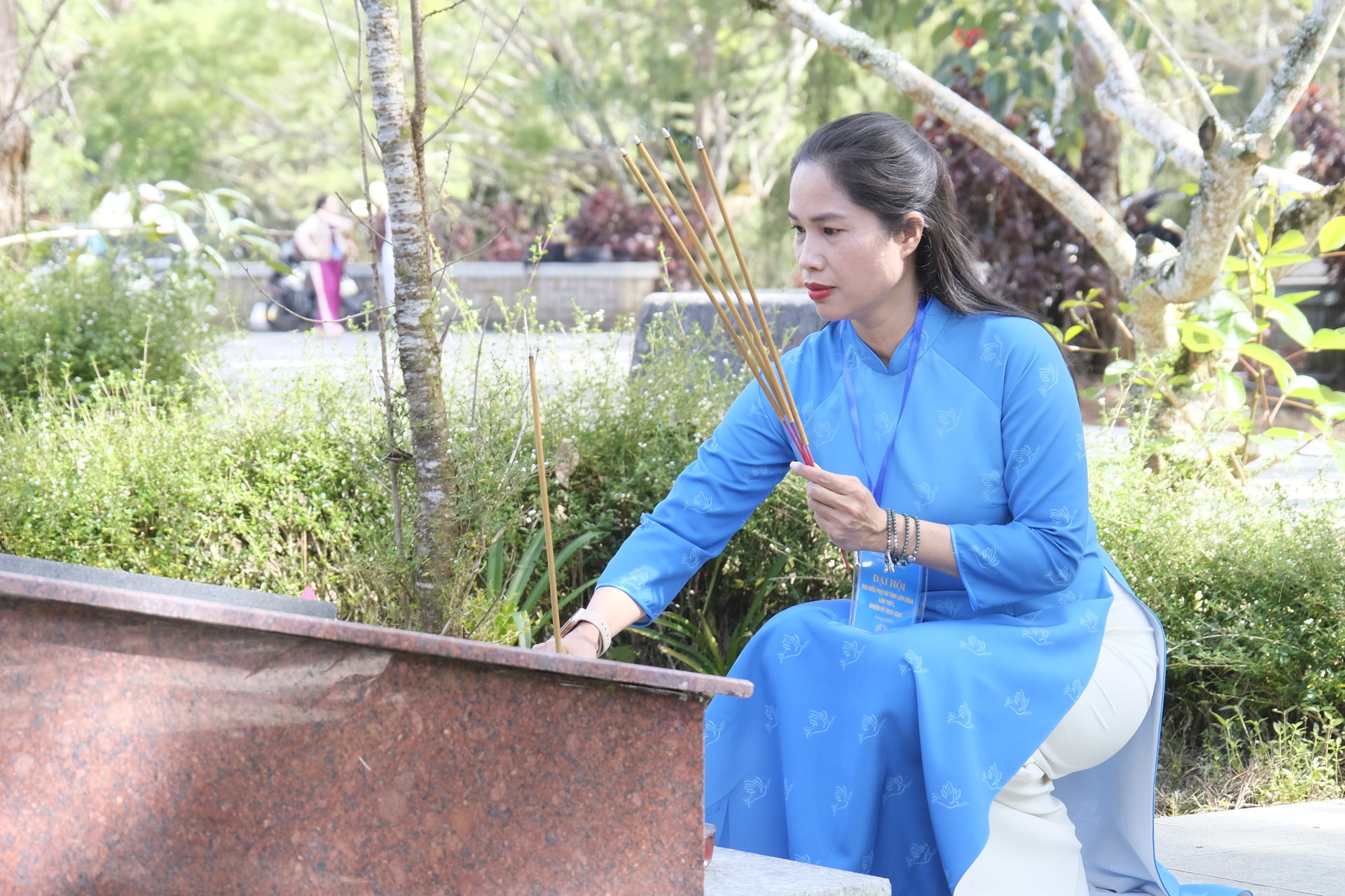 Η σύντροφος H'Vi Êba, μέλος της Επαρχιακής Επιτροπής του Κόμματος, Αντιπρόεδρος της Επιτροπής Πατριωτικού Μετώπου Βιετνάμ της επαρχίας και Πρόεδρος της Ένωσης Γυναικών του Βιετνάμ της επαρχίας, πρόσφερε θυμίαμα στους τάφους των ηρωικών μαρτύρων.