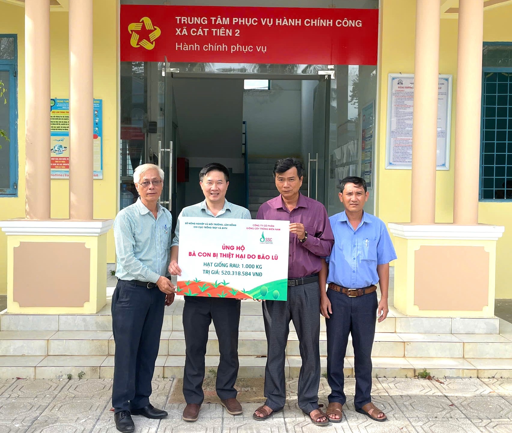 Công ty Cổ phần giống cây trồng miền Nam phối hợp với chính quyền, đoàn thể xã Cát Tiên 2 hỗ trợ giống rau các loại cho nông dân khôi phục sản xuất sau lũ lụt t