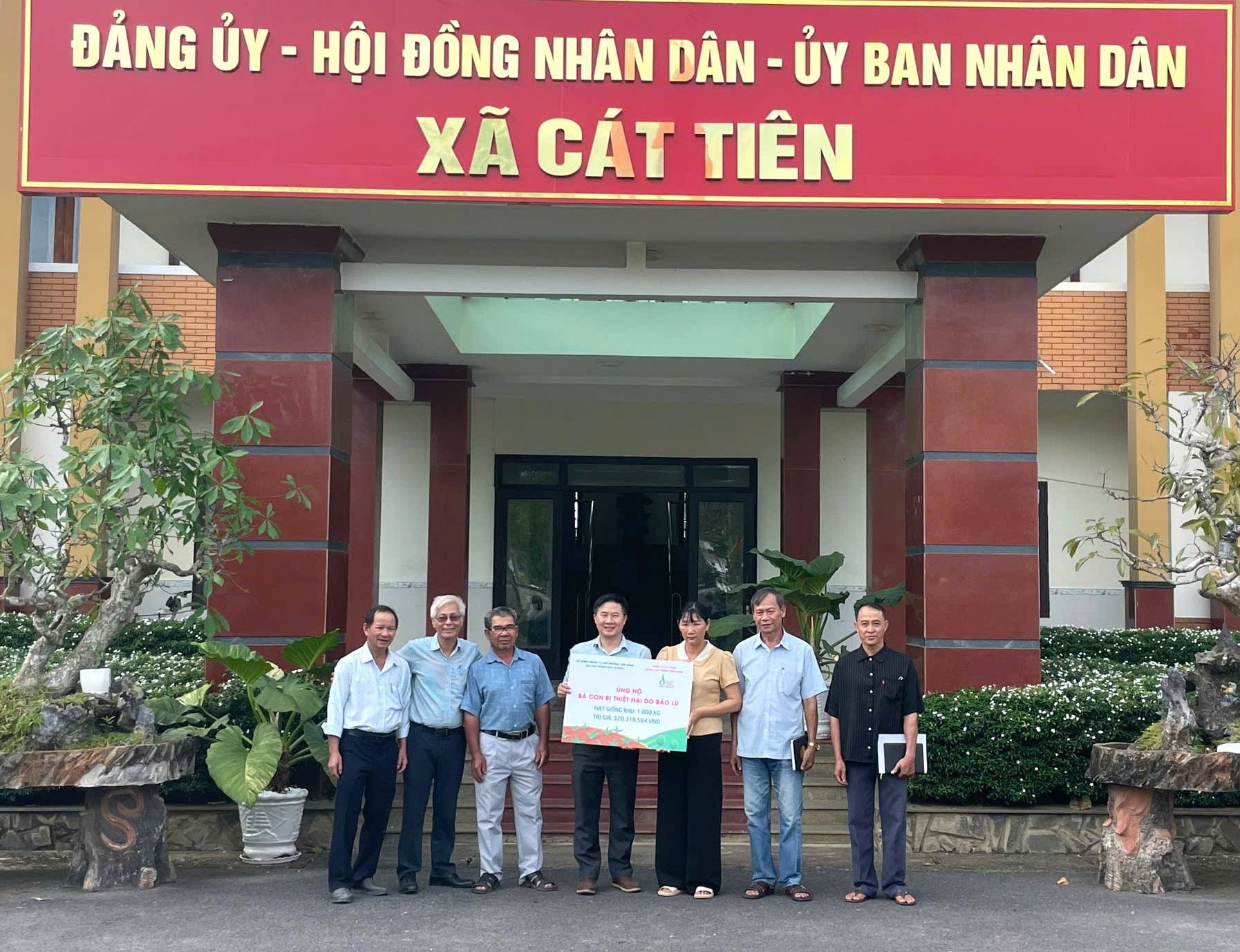 Công ty Cổ phần giống cây trồng miền Nam phối hợp với chính quyền, đoàn thể xã Cát Tiên hỗ trợ giống rau các loại cho bà con nông dân khôi phục sản xuất sau lũ