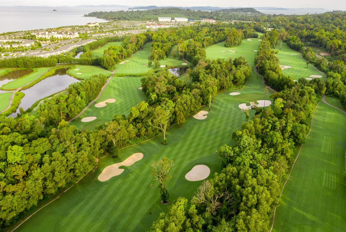 Sân Vinpearl Golf Phú Quốc nằm giữa rừng nguyên sinh