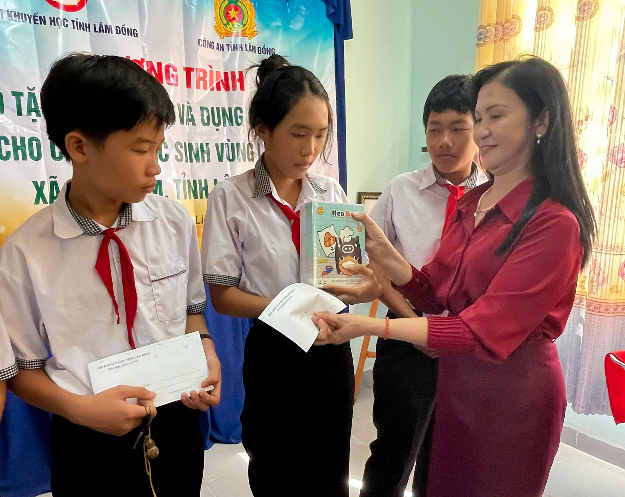 Bà Tôn Thị Ngọc Hạnh - Chủ tịch Hội Khuyến học tỉnh trao học bổng và quà cho học sinh
