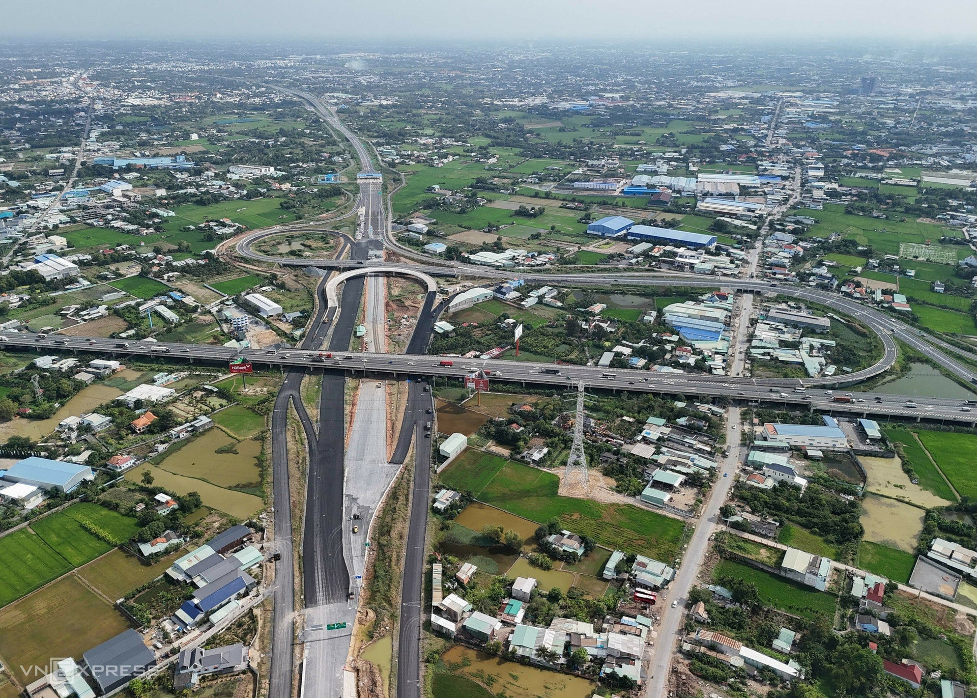 Nhánh cầu cạn dạng vòng cung tại nút giao Mỹ Yên, điểm kết nối Vành đai 3 và cao tốc Bến Lức - Long Thành.