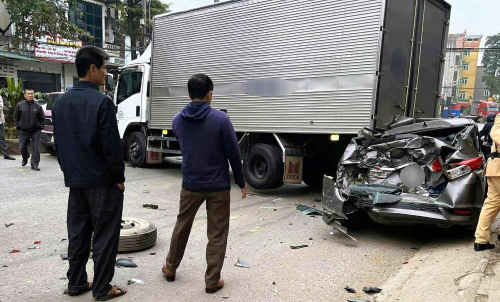 Hiện trường vụ tai nạn liên hoàn. Ảnh: Minh Hoàng