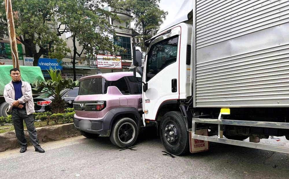 Nhiều chiếc xe bị hư hỏng sau vụ tai nạn liên hoàn. Ảnh: Minh Hoàng