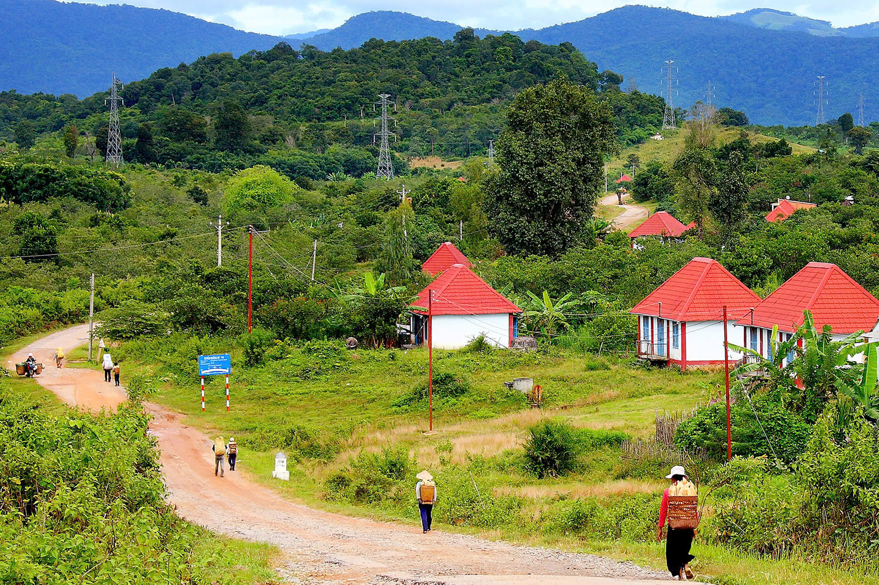 Nhờ hiệu quả từ chính sách đầu tư ứng trước mà đời sống của người dân ở nhiều xã miền núi, vùng đồng bào dân tộc thiểu số đã tốt hơn trước (2)