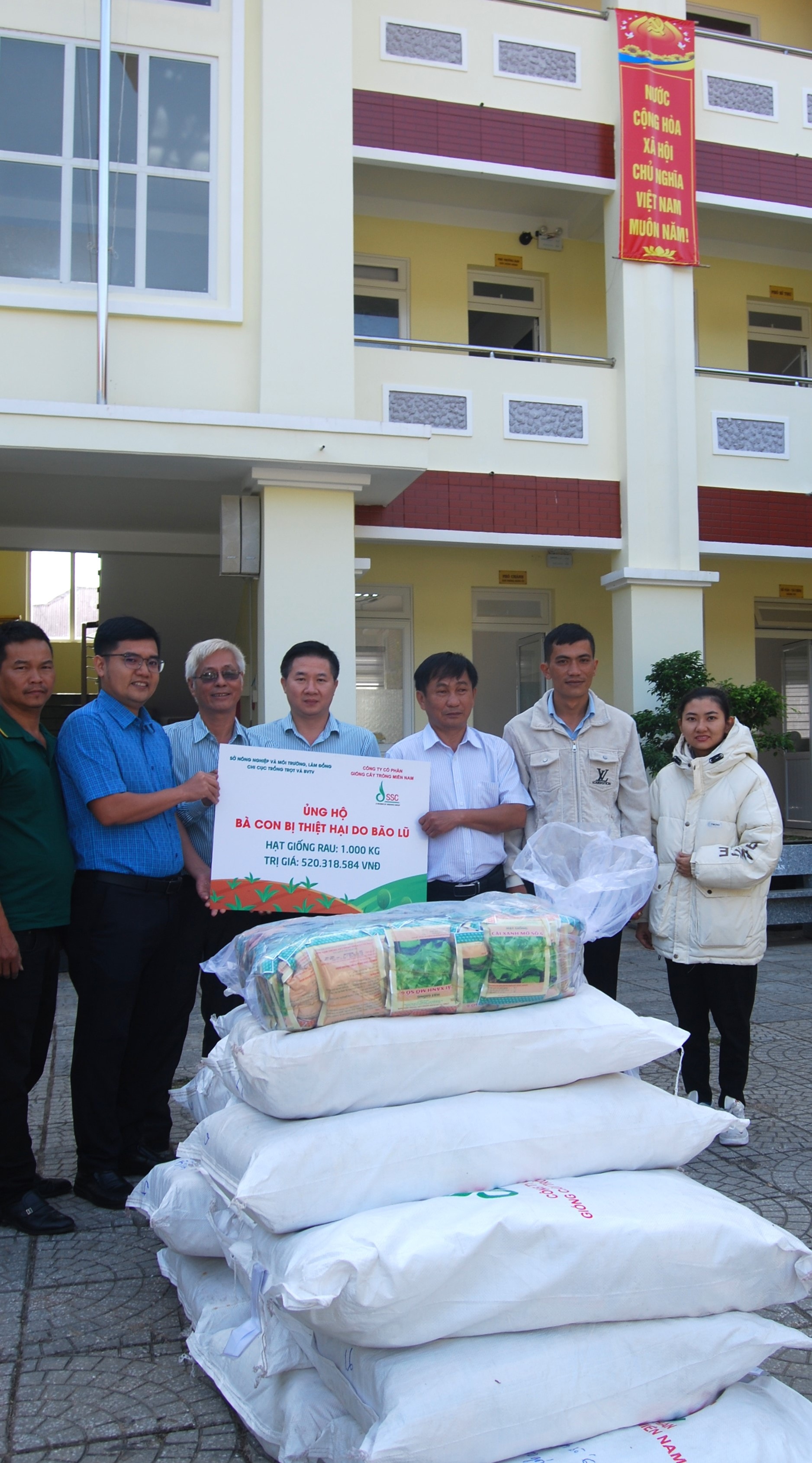 Sở Nông nghiệp và Môi trường Lâm Đồng phối hợp với Công ty Cổ phần giống cây trồng miền Nam triển khai hỗ trợ 320kg hạt giống rau các loại, góp phần giúp nông dân xã D'