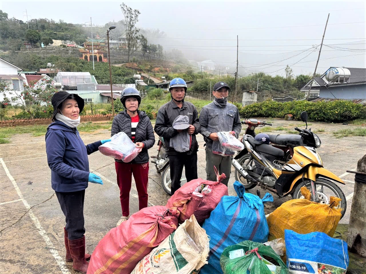 Người dân phường Xuân Trường - Đà Lạt tham gia chương trình thu gom bao bì hoá chất bảo vệ thực vật sau sử dụng đổi lấy quà tặng do phường phát động 