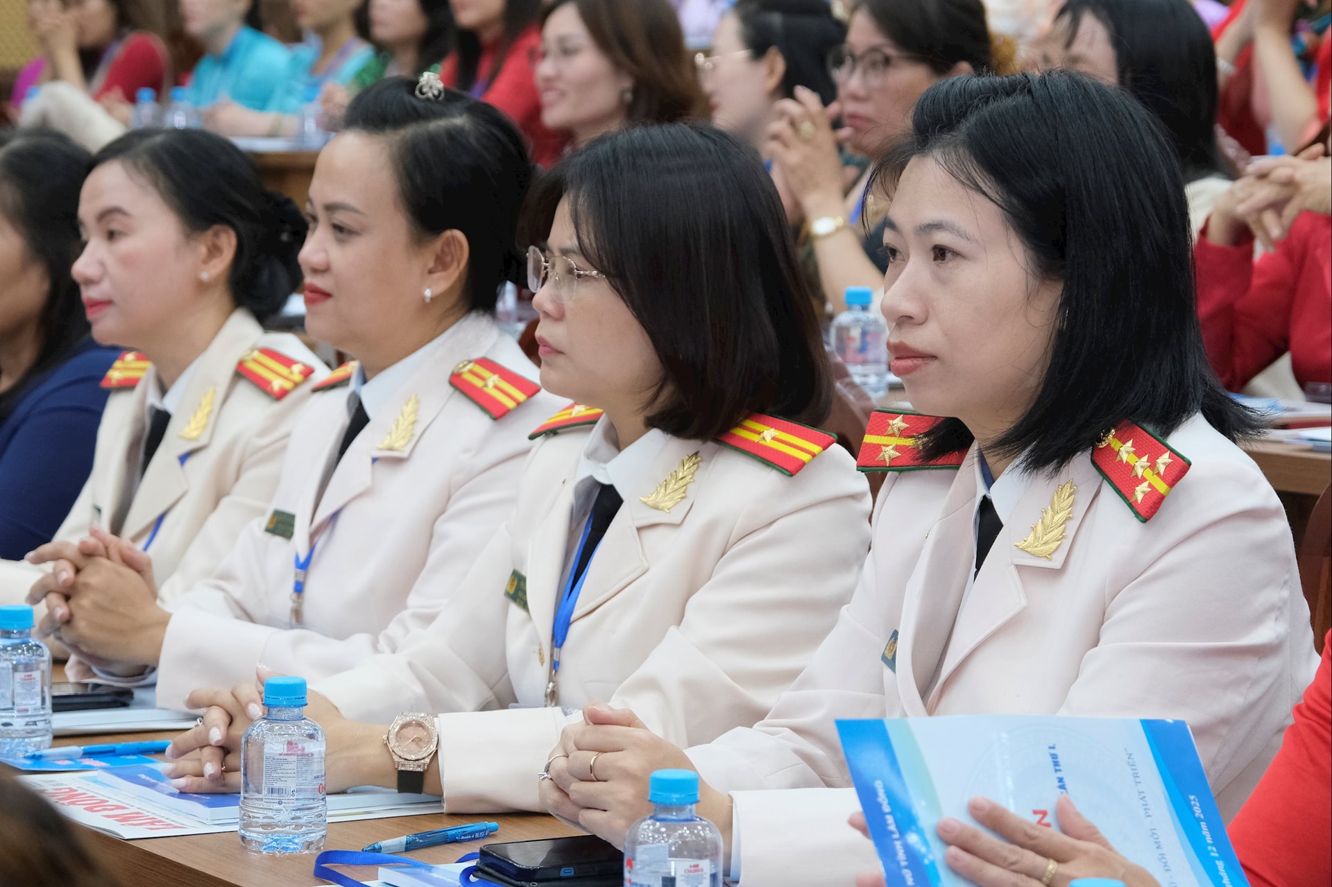 ប្រតិភូស្ត្រីមកពីកងកម្លាំងប្រដាប់អាវុធ