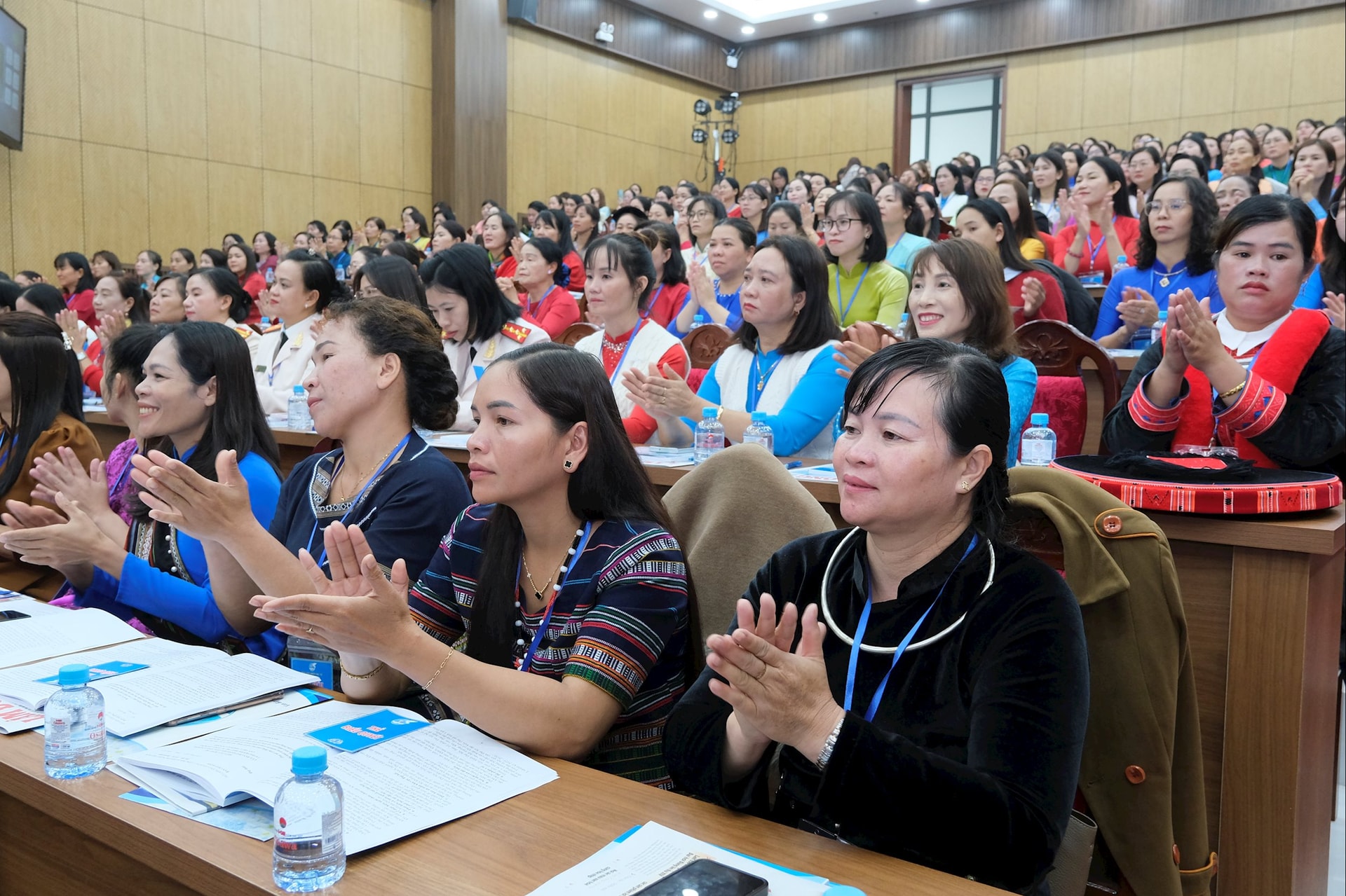 ប្រតិភូស្ត្រីមកពីជនជាតិភាគតិចចូលរួមសមាជ។