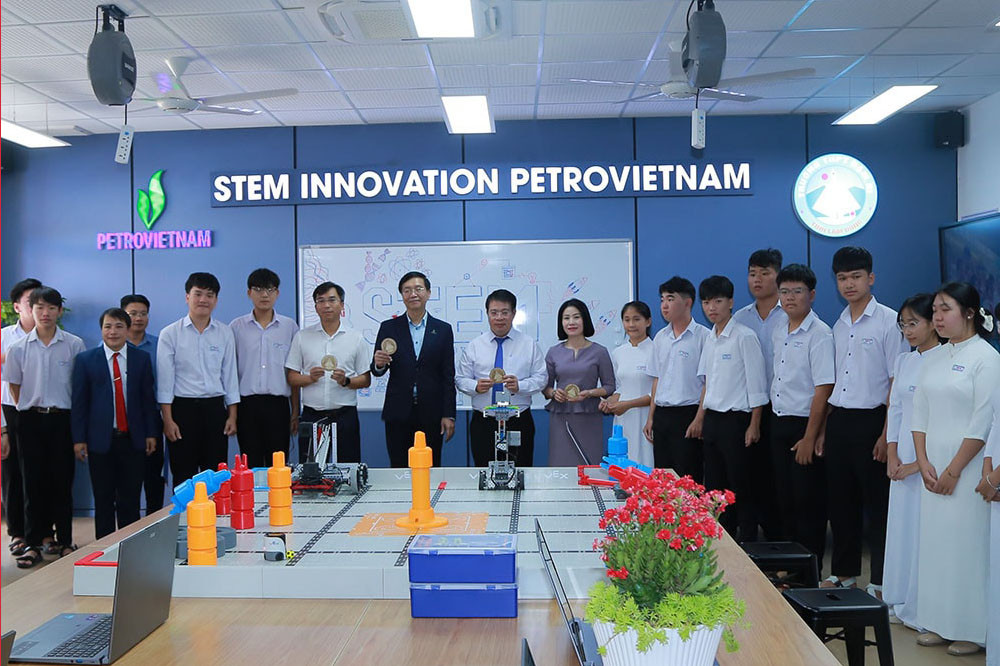 cac-dai-bieu-thay-co-giao-va-hoc-sinh-tham-quan-phong-thuc-hanh-giao-duc-stem.-1-.jpg