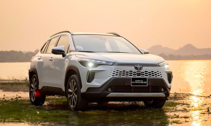 Chiếc crossover cỡ B+ này đã được làm mới về ngoại hình với lưới tản nhiệt thiết kế dạng tổ ong, cụm đèn pha LED sắc nét hơn và tích hợp đèn báo rẽ kiểu dòng chảy. Ảnh: Toyota