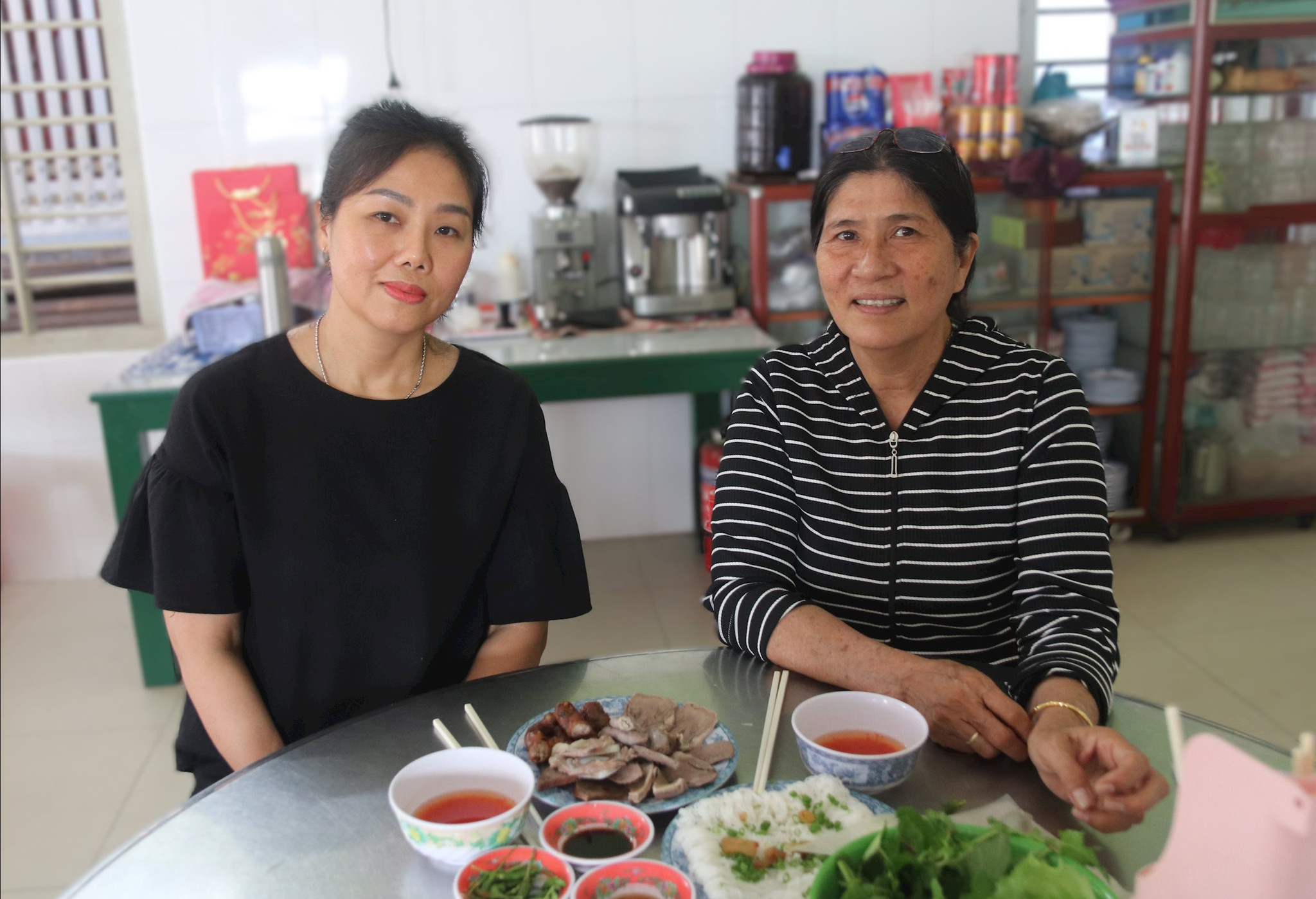 Chị Bùi Xuân Thảo, chủ quán bánh hỏi lòng heo Quỳnh (trái) chia sẻ với bà Hồ Thị Thu Vân về việc duy trì thương hiệu món ăn sáng được nhiều khách tìm đến