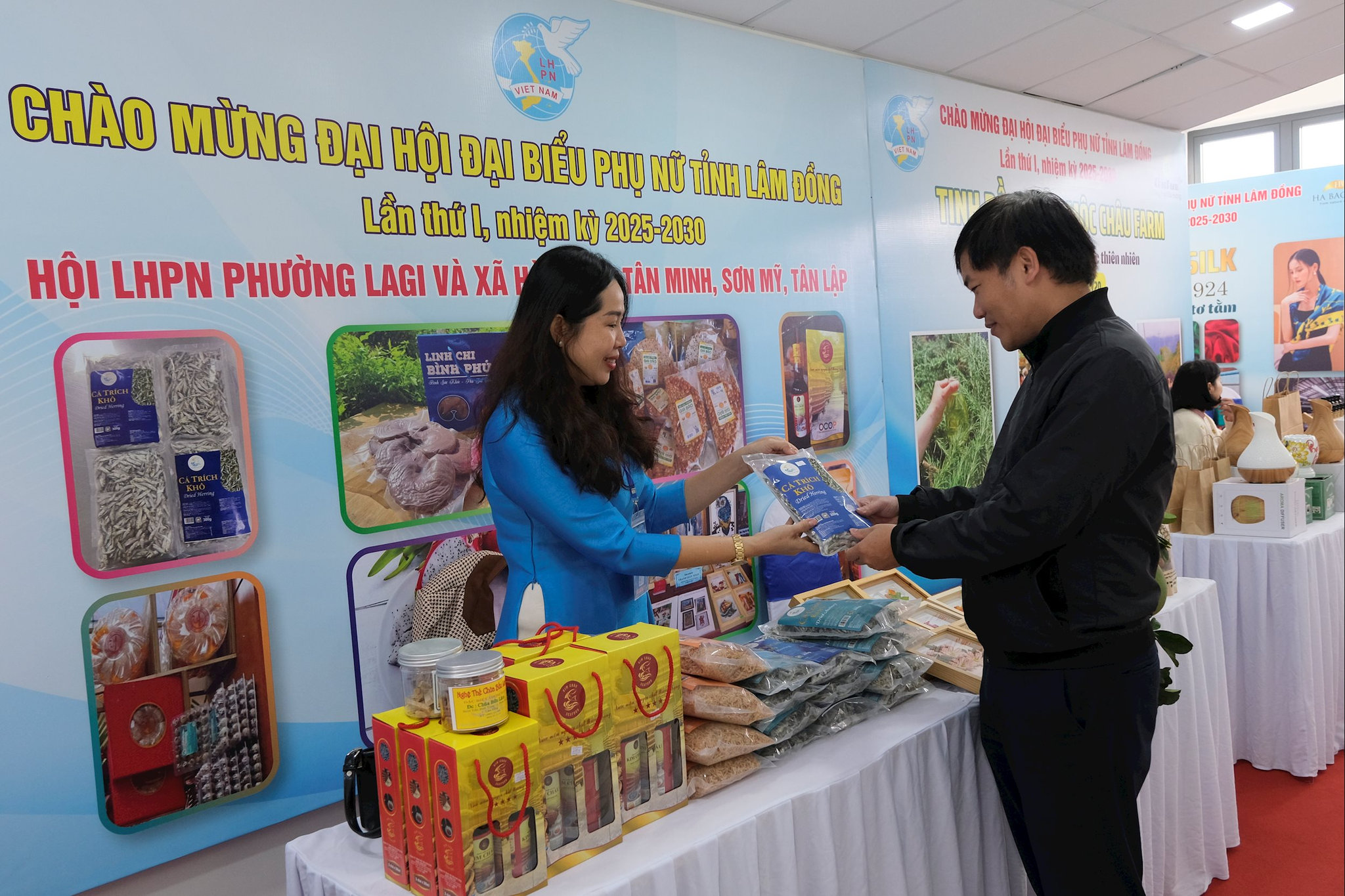 Các đại biểu tham quan gian hàng của các doanh nghiệp hội viên phụ nữ