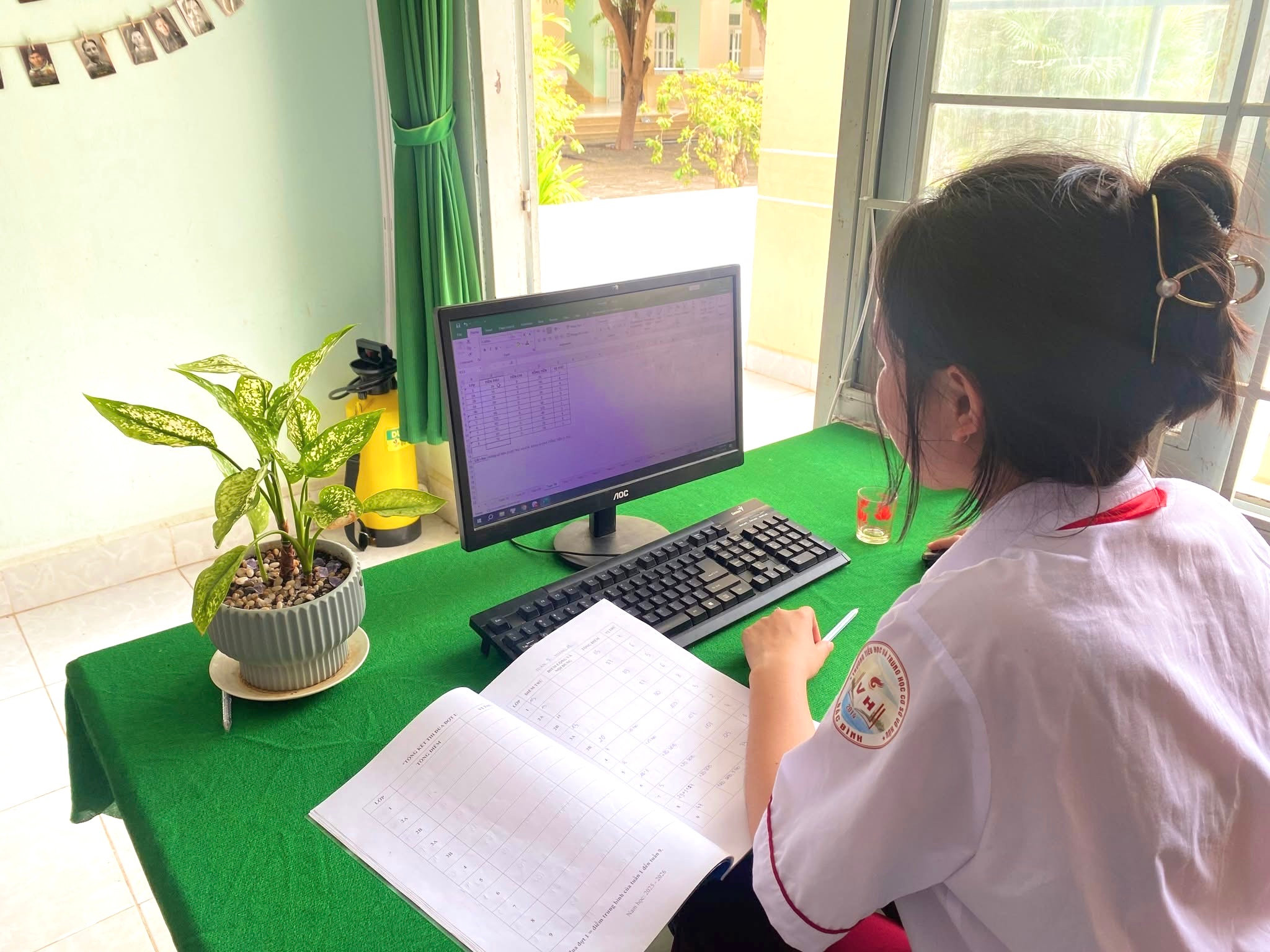 học sinh thực hành công nghệ công tin