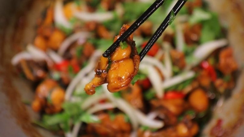 Thưởng thức món ếch kho rau răm cùng cơm nóng