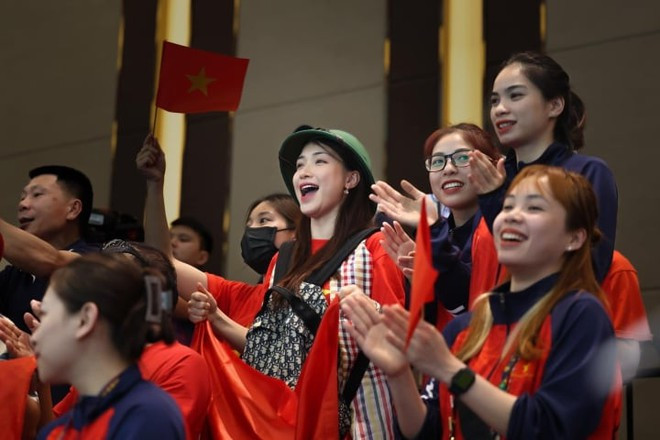Hình ảnh Hòa Minzy cổ vũ tại các kỳ SEA Games trước đây.
