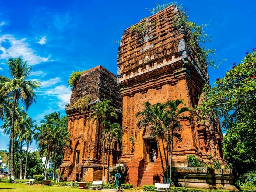Tháp Đôi Quy Nhơn với kiến trúc Chăm Pa cổ kính.
