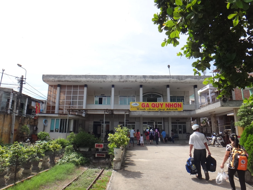 Ga Quy Nhơn với kiến trúc cổ kính và không gian thoáng đãng phía trước.
