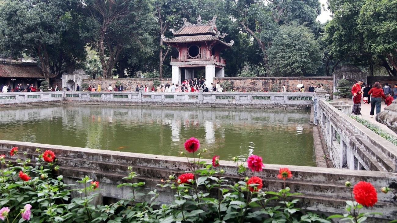 Hồ Văn nằm ngay phía trước cổng chính của khu di tích.