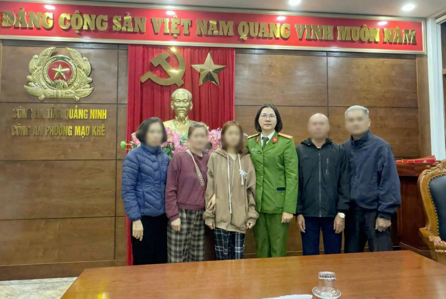 Công an phường Mạo Khê bàn giao cháu T. cho gia đình
