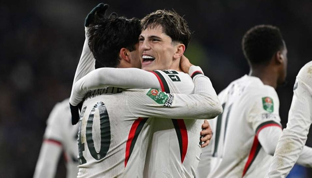 Alejandro Garnacho ăn mừng bàn thắng cho Chelsea trong trận đấu với Cardiff City tại Carabao Cup.