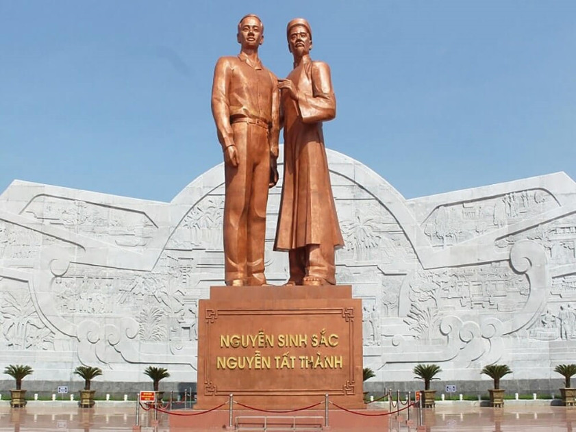 Tượng đài Nguyễn Tất Thành tại quảng trường trung tâm thành phố Quy Nhơn.