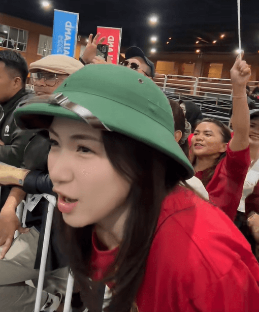 Hòa Minzy một mình hò hét cổ vũ giữa các cổ động viên tại SEA Games 33.