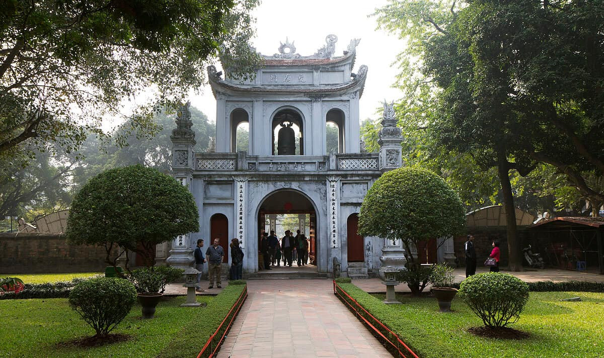 Văn Miếu Quốc Tử Giám nhìn từ bên ngoài với cổng tam quan cổ kính.