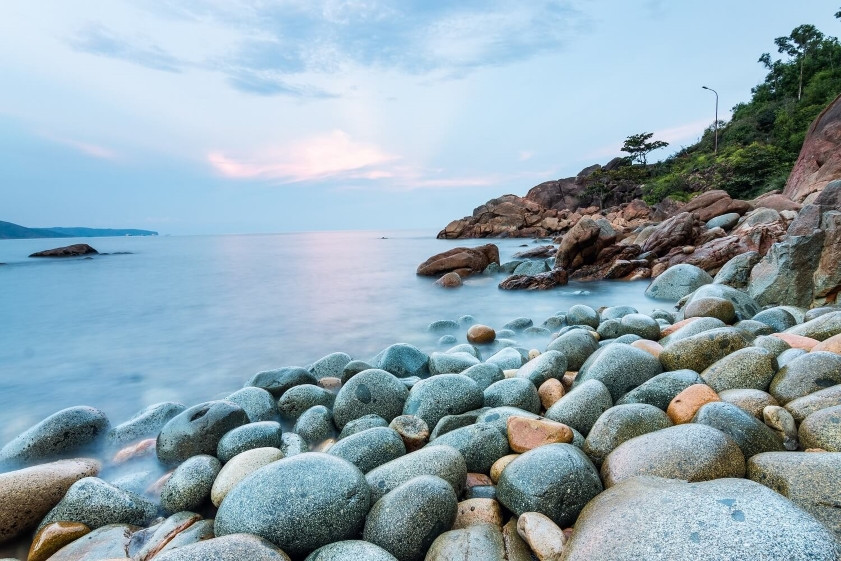 Bãi tắm Hoàng Hậu với những hòn đá hình trứng đặc trưng.