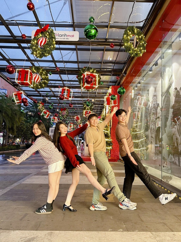 Các cụm trang trí Giáng sinh tại Vạn Hạnh Mall thu hút giới trẻ.