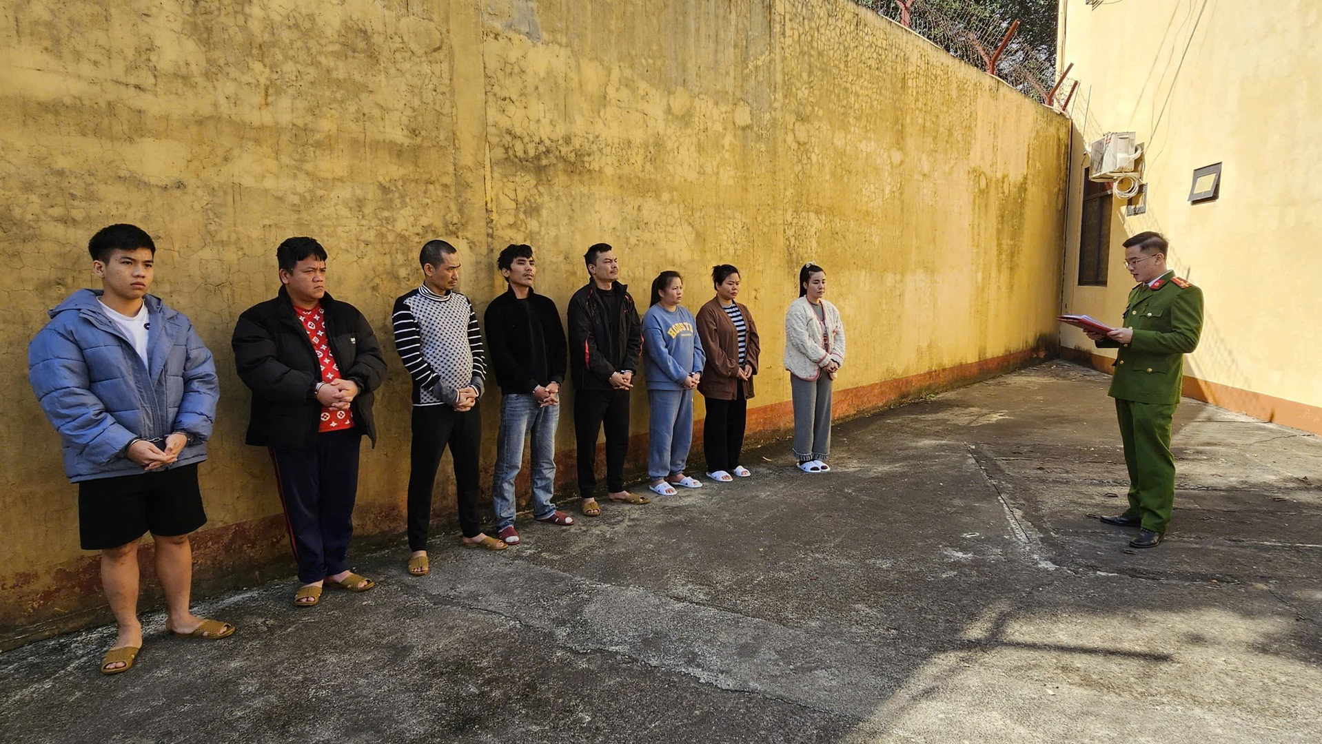 Ảnh 4. Công an Lạng Sơn khởi vụ án, khởi tố bị can các đối tượng về hành vi sử dụng mạng máy tính, mạng viễn thông, phương tiện điện tử để thực hiện chiếm đoạt tài sản.jpg