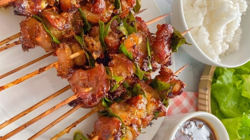 Thịt xiên nướng lá mắc mật