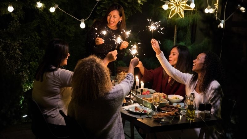 Nên chọn tiệc bất ngờ hay báo trước tùy vào tính cách người được tổ chức