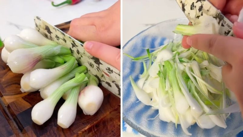 Sơ chế củ hành bằng cách lột vỏ và thái lát mỏng.