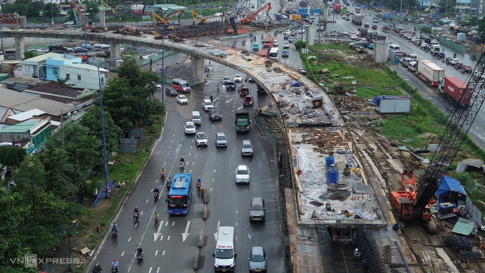 Một phần đường dẫn vào nút giao An Phú vẫn còn đang trong quá trình xây dựng