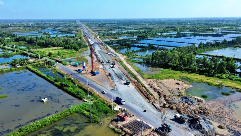 Các đơn vị thi công và máy móc được huy động tối đa nhằm hoàn thành trước thời điểm thông xe kỹ thuật.