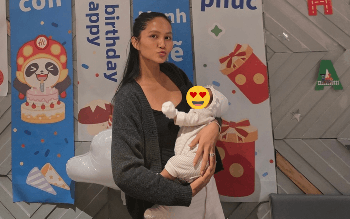 H'Hen Niê lộ rõ niềm vui mỗi khi chụp ảnh cùng con. Ảnh: FBNV