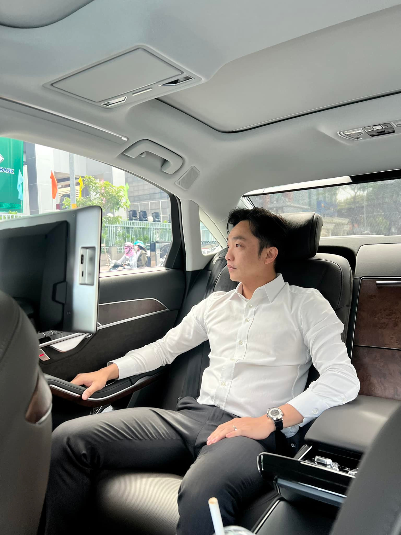 Doanh nhân Cường Đô La trong trang phục công sở.
