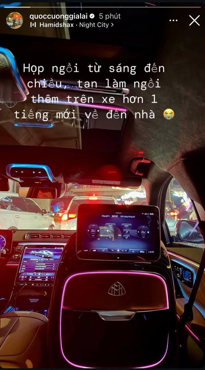 Cường Đô La ngồi trong xe sang giữa cảnh tắc đường.
