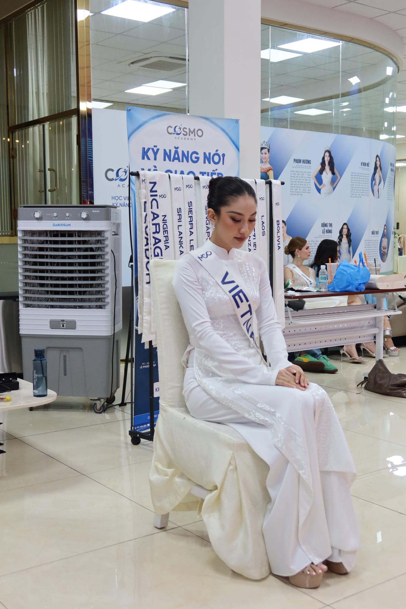 Hoa hậu Phương Linh trong phần thi phỏng vấn kín tại Miss Cosmo 2025.