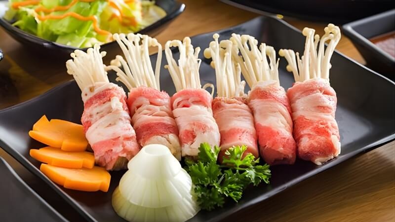 Ba chỉ heo cuộn nấm kim châm