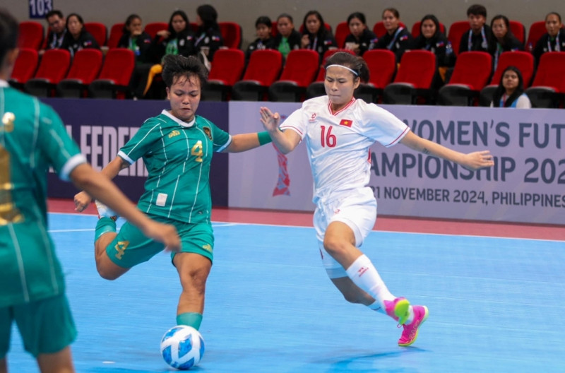 Tuyển futsal nữ Việt Nam ăn mừng chiến thắng áp đảo 4-0 trước Indonesia