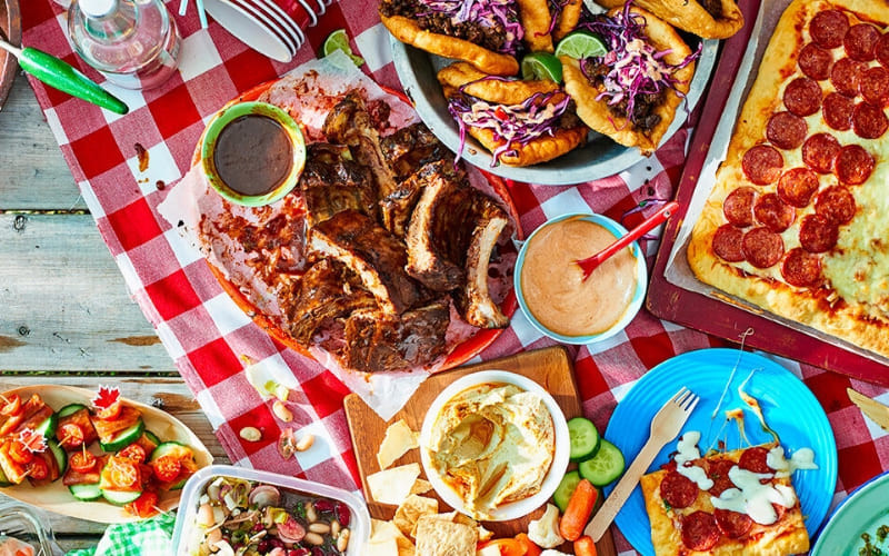 Tiệc Potluck là hình thức mọi người cùng chia sẻ món ăn.