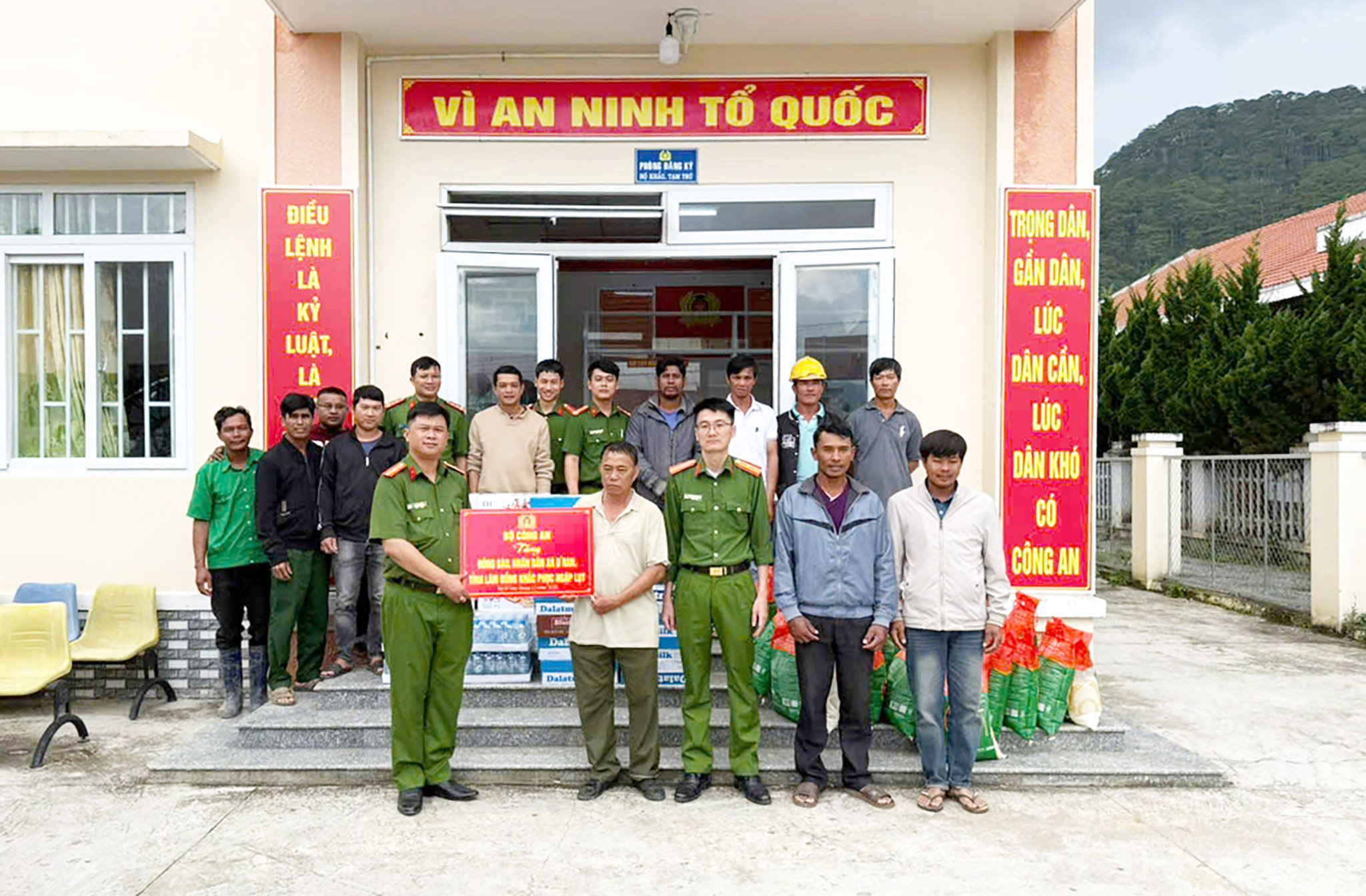Lực lượng Công an triển khai trao quà cứu trợ của Bộ Công an đến các hộ dân